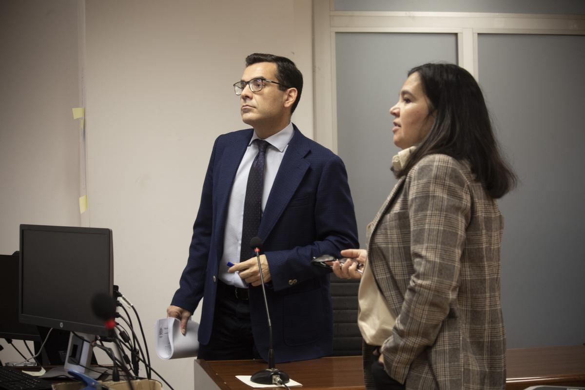 Los fiscales Lourdes Giménez-Pericás y Martín López Nieto en uno de los sorteos para la preselección del jurado.