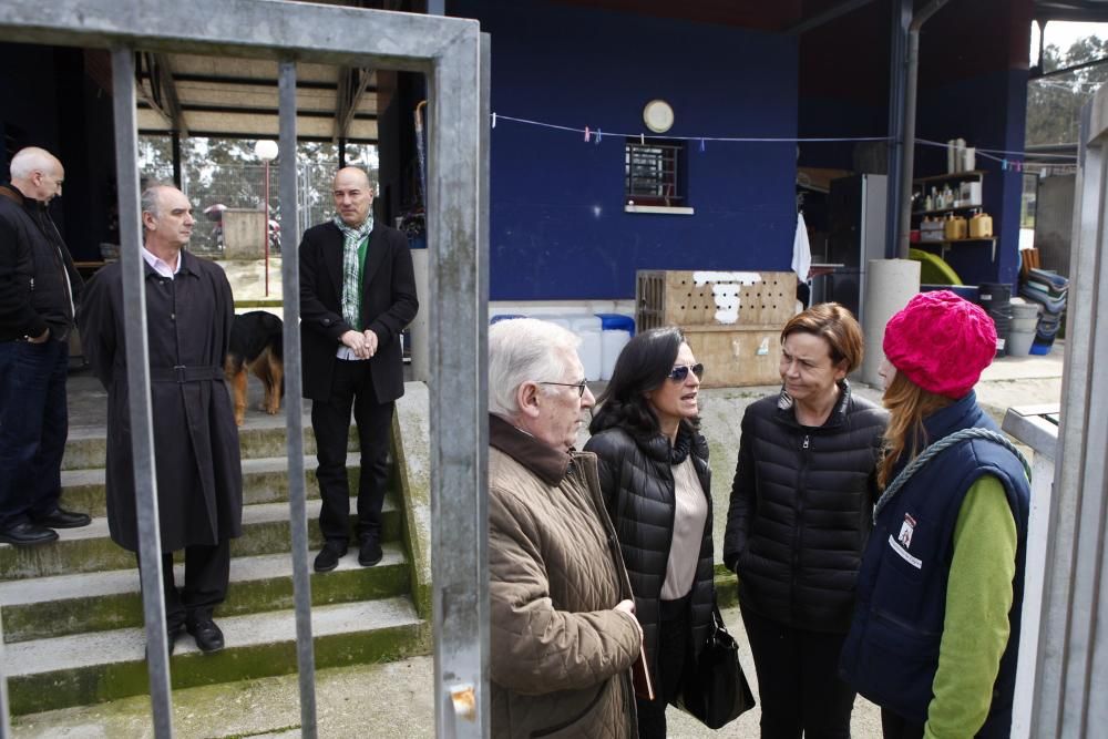 Carmen Moriyón y Maniel Arrieta visitan el Albergue de Animales de Serín