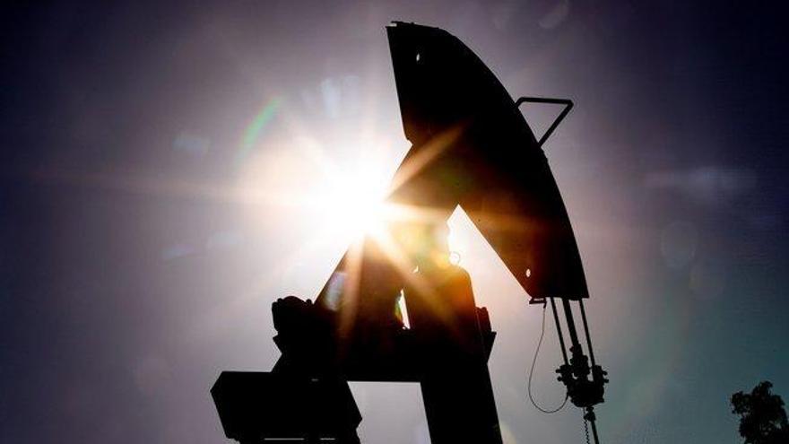 El precio del petróleo vuelve a caer el 4%, y el Texas, el 12,5%