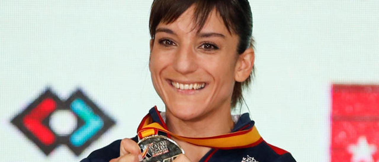 Sandra Sánchez, con la medalla de oro de campeona del mundo.
