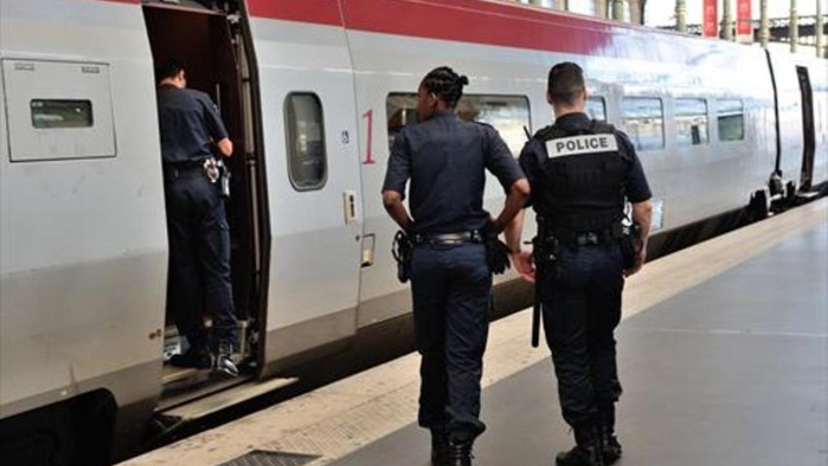 Un policía francés y uno belga junto a un tren Thalys en Bruselas.