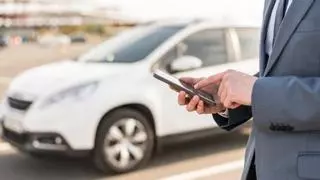 ¡Cuidado! Te pueden caer hasta 6.000 euros de multa por llevar estas pegatinas en el coche