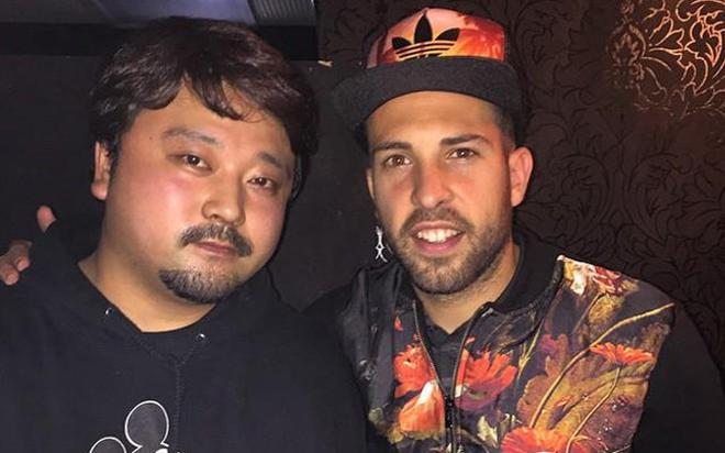 Jordi Alba con un aficionado nipón durante sus vacaciones en Japón  