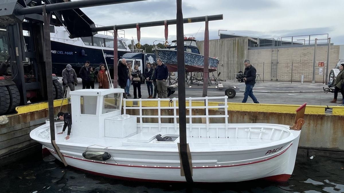 L'embarcació al port quan es traslladava a l'aigua.