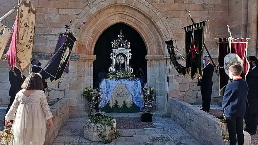 Representantes de la cofradías con la custodia en la bendición. | M. J. C.