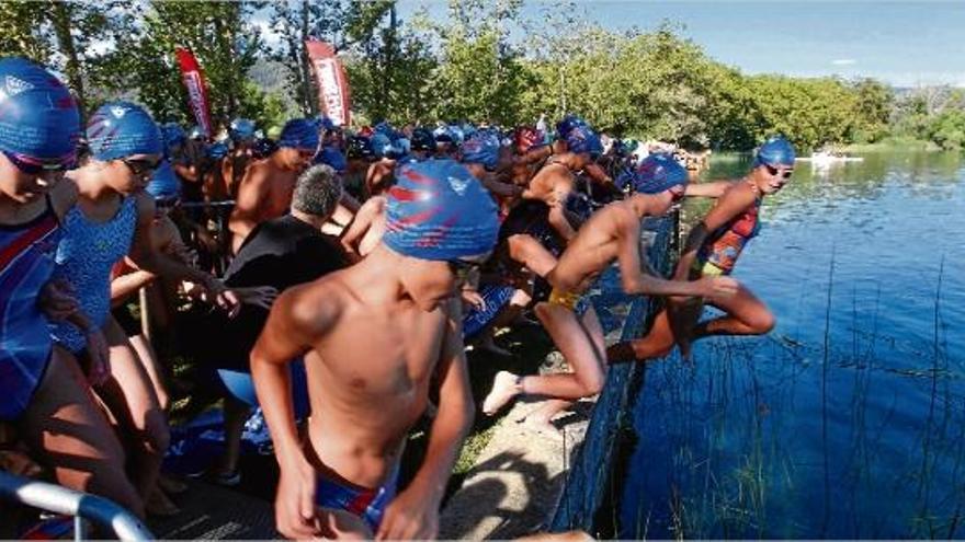 Alguns dels participants a la travessia de menors que va tenir Aleix Blanaes com a guanyador masculí, i Laia Valls com a vencedora femenina.