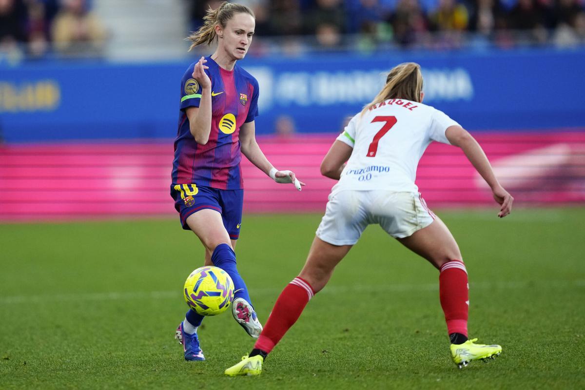 Caroline Graham Hansen, en una acción de ataque barcelonista ante el Sevilla.