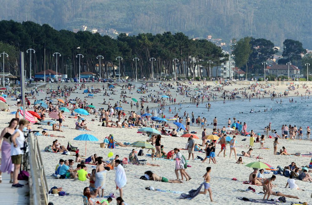 La playa de Samil, llena al atardecer