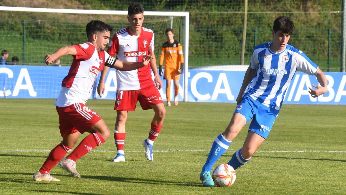 Partido entre el Juvenil A deportivista y el Celta en Abegondo.