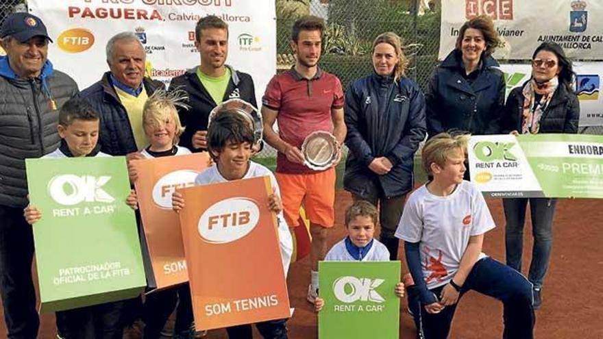 Foto de familia de los finalistas del torneo en las diferentes categorías.