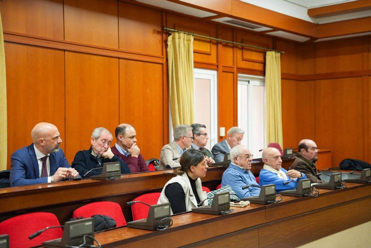Los representantes de los polígonos industriales durante la reunión celebrada en el salón de Plenos del Ayuntamiento.