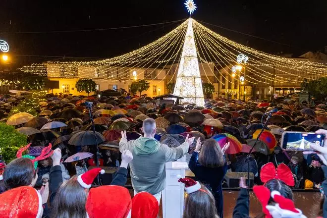 El medallista olímpico Carlos Arévalo enciente el alumbrado navideño en Betanzos
