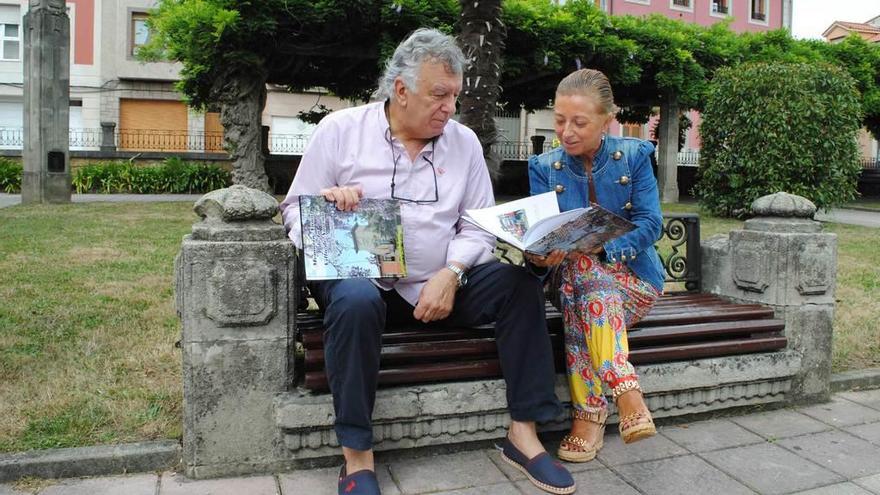 Miguel Ángel Fuente y Amparo Antuña ojeando el libro.