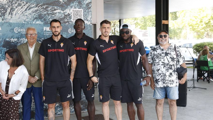 Así fue la visita del Sporting de Gijón a la FIDMA: gran expectación, mucho calor, los tres más aclamados... y las &quot;bromas&quot; a Amadou