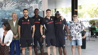 Así fue la visita del Sporting de Gijón a la FIDMA: gran expectación, mucho calor, los tres más aclamados... y las "bromas" a Amadou
