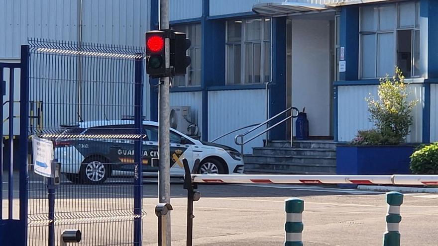 Un coche de la Guardia Civil, ayer, en las instalaciones de la empresa en la que el parricida fingía trabajar.