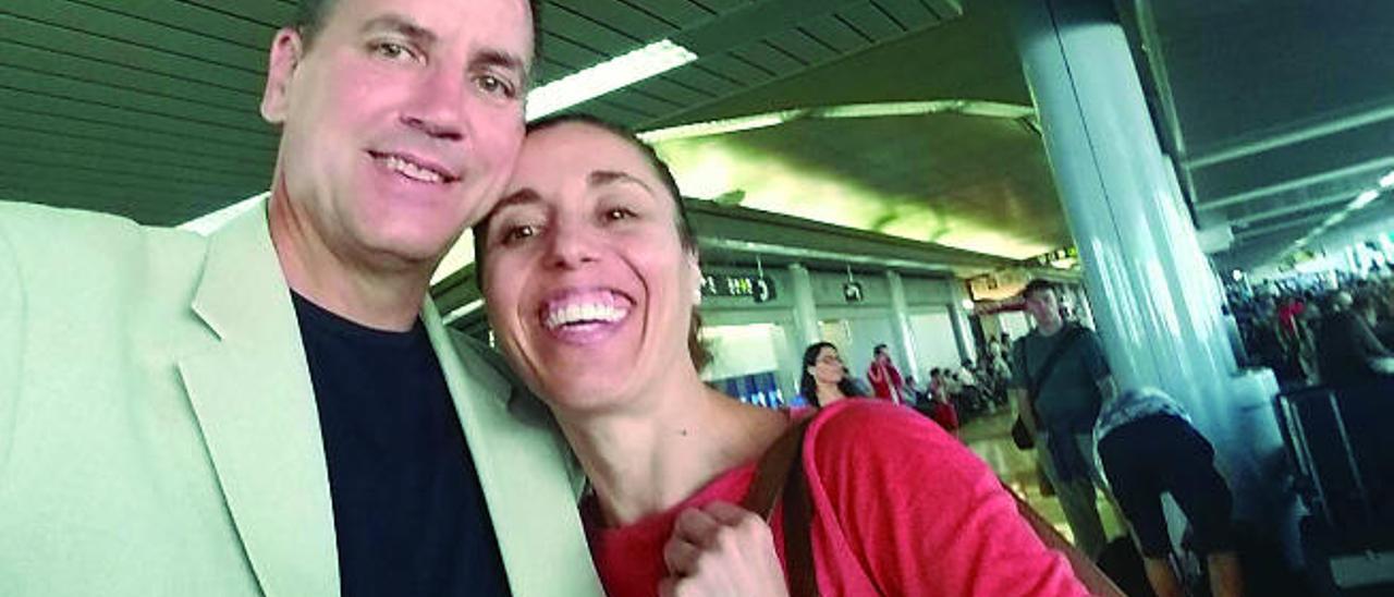 Quin y María O&#039;Brien en el aeropuerto O&#039;Hare (Illinois), en julio, antes de dejar Estados Unidos para vivir en Gran Canaria.