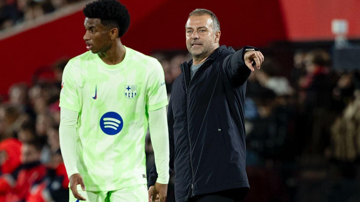 Hansi Flick da instrucciones desde el banquillo a Balde