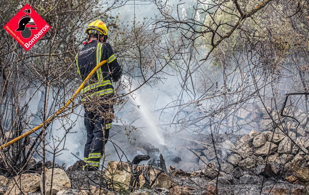 Siguen los trabajos para controlar las llamas en la Vall d'Ebo