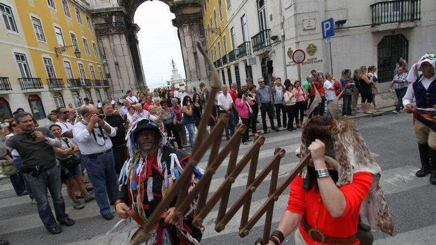 La Filandorra de Ferreras de Arriba en el desfile por el centro de Lisboa.