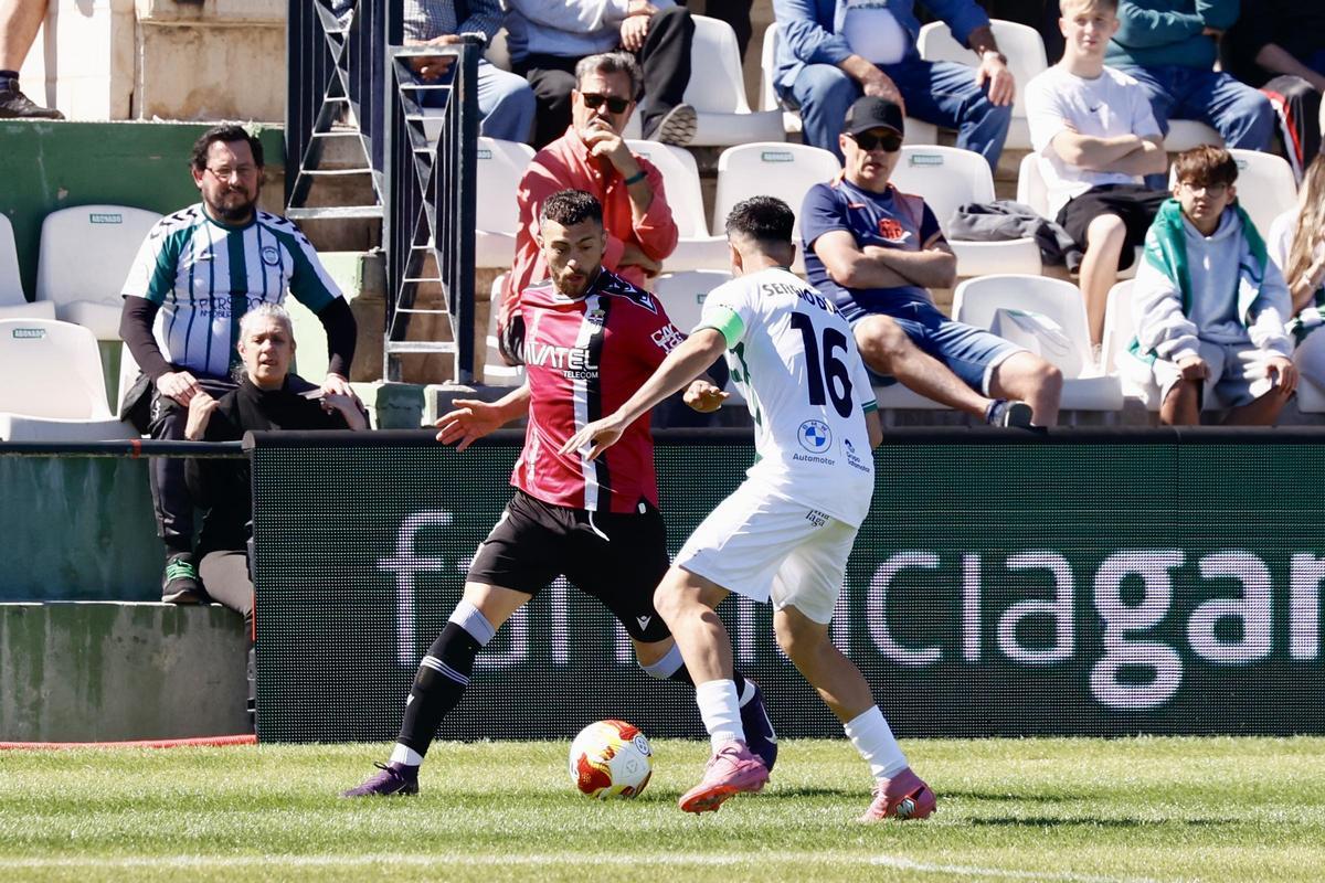 Yanis Rahmani, goleador, en una acción del encuentro frente al Torremolinos