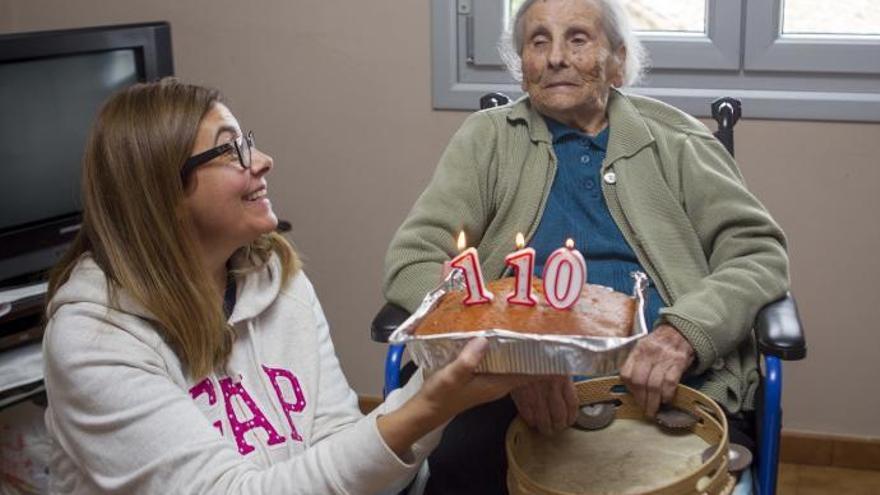 Concha Pichel sopla en mayo las 110 velas junto a una de sus nietas.