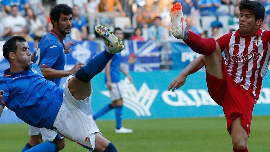 Meré disputa un balón con Linares durante su etapa en el Sporting B.