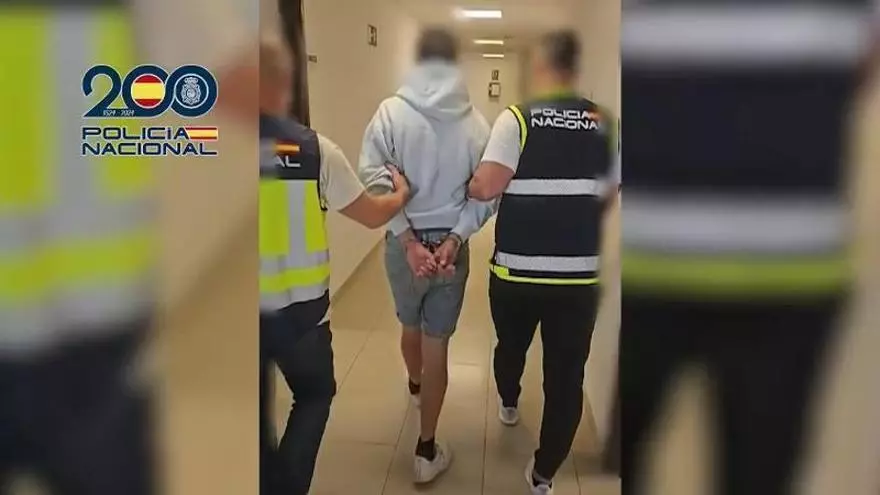 Un momento de la detención de un hombre en Tenerife por robo con violencia