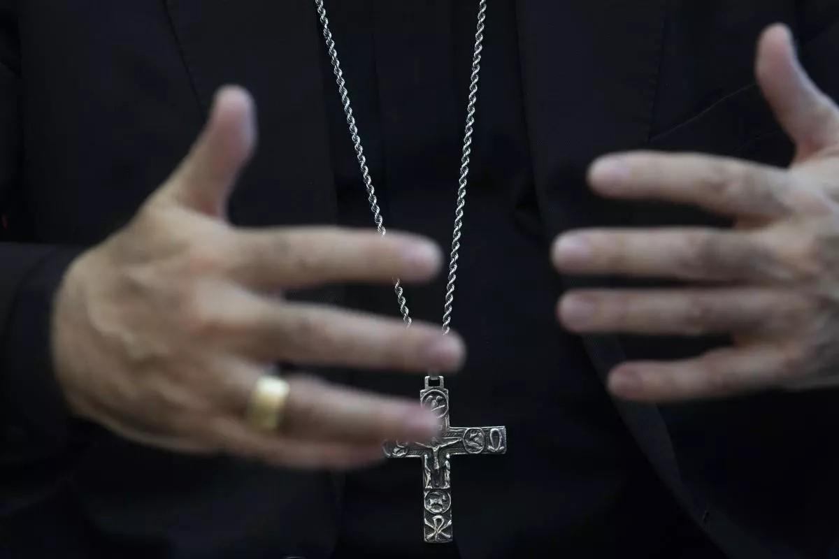 Las manos de Enrique Benavent.