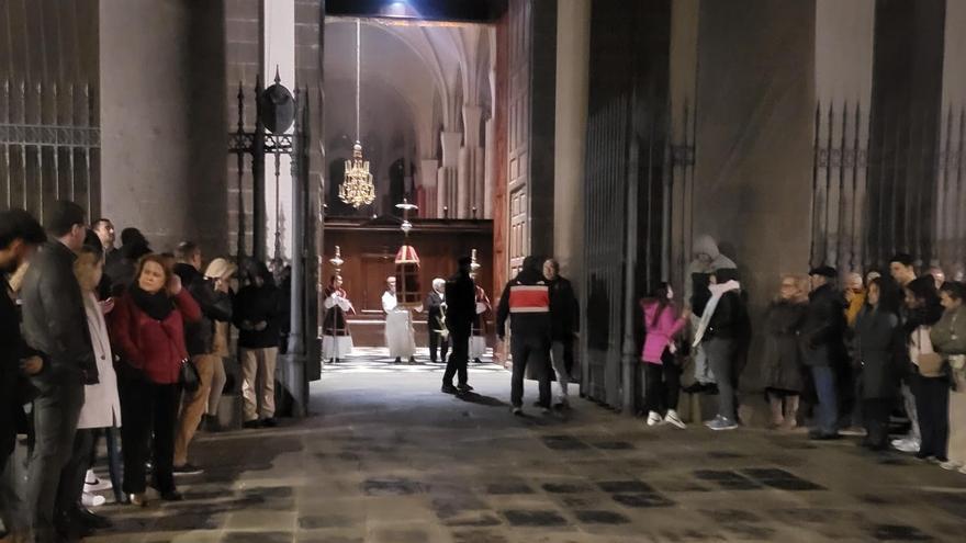 Silencio y frío en la última procesión del Viernes Santo en La Laguna