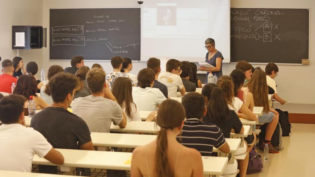 Aula amb alumnes.