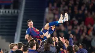 El Barça regala una victoria a un emocionado Lewandowski, que se despide sin poder marcar