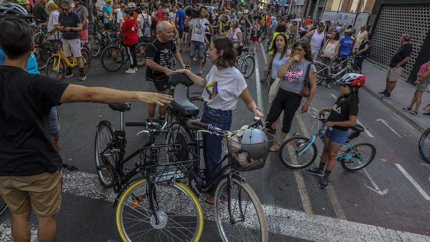 La protesta de Elche: "En bici hacia el futuro"
