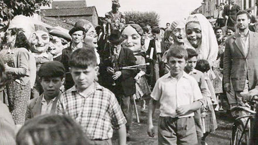 Un gaitero y un General acompañan a los cabezudos en un desfile en los años 40 en A Bandeira.