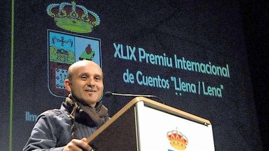 Julio Alejandre Calviño, leyendo el cuento premiado.