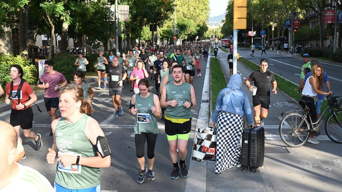 Los corredores a su paso por el paseo de Sant Joan.