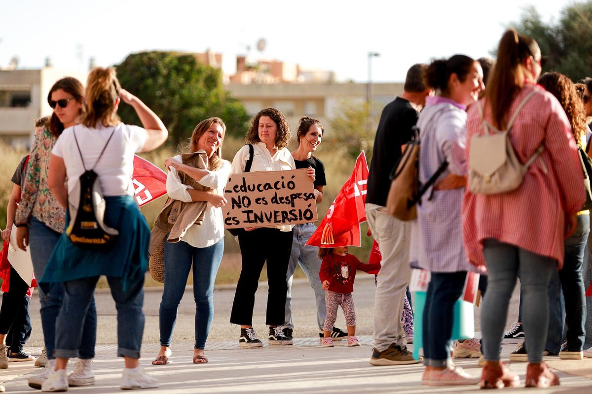 Un momento de la concentración que tuvo lugar ayer frente a la sede de los sindicatos.