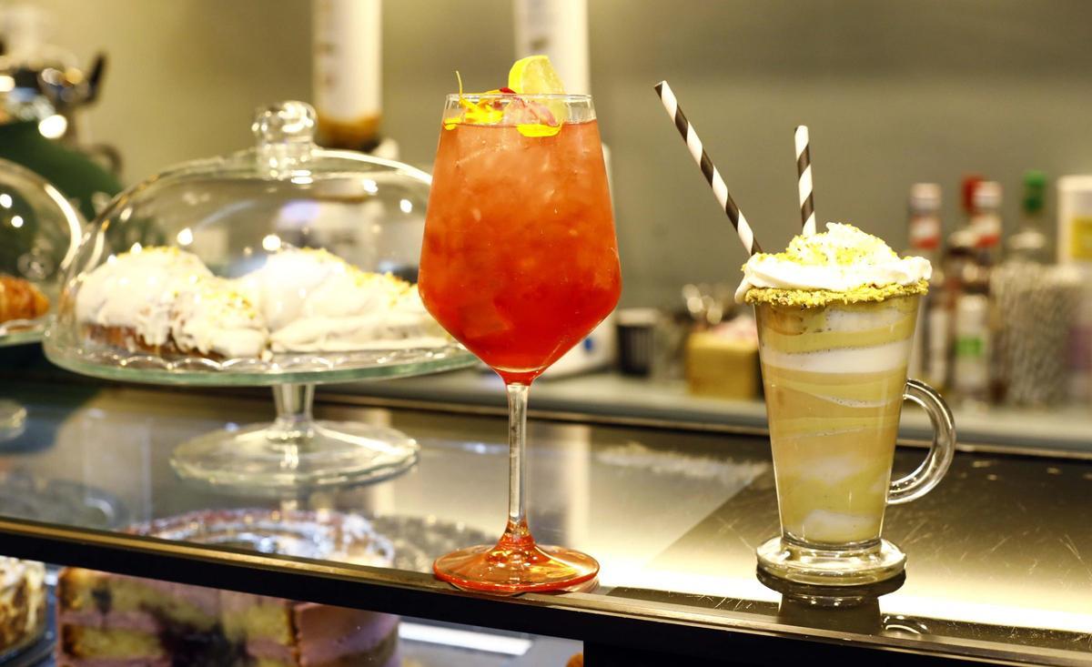 El restaurante ofrece una amplia carta de opciones dulces y saladas para el desayuno y almuerzo.