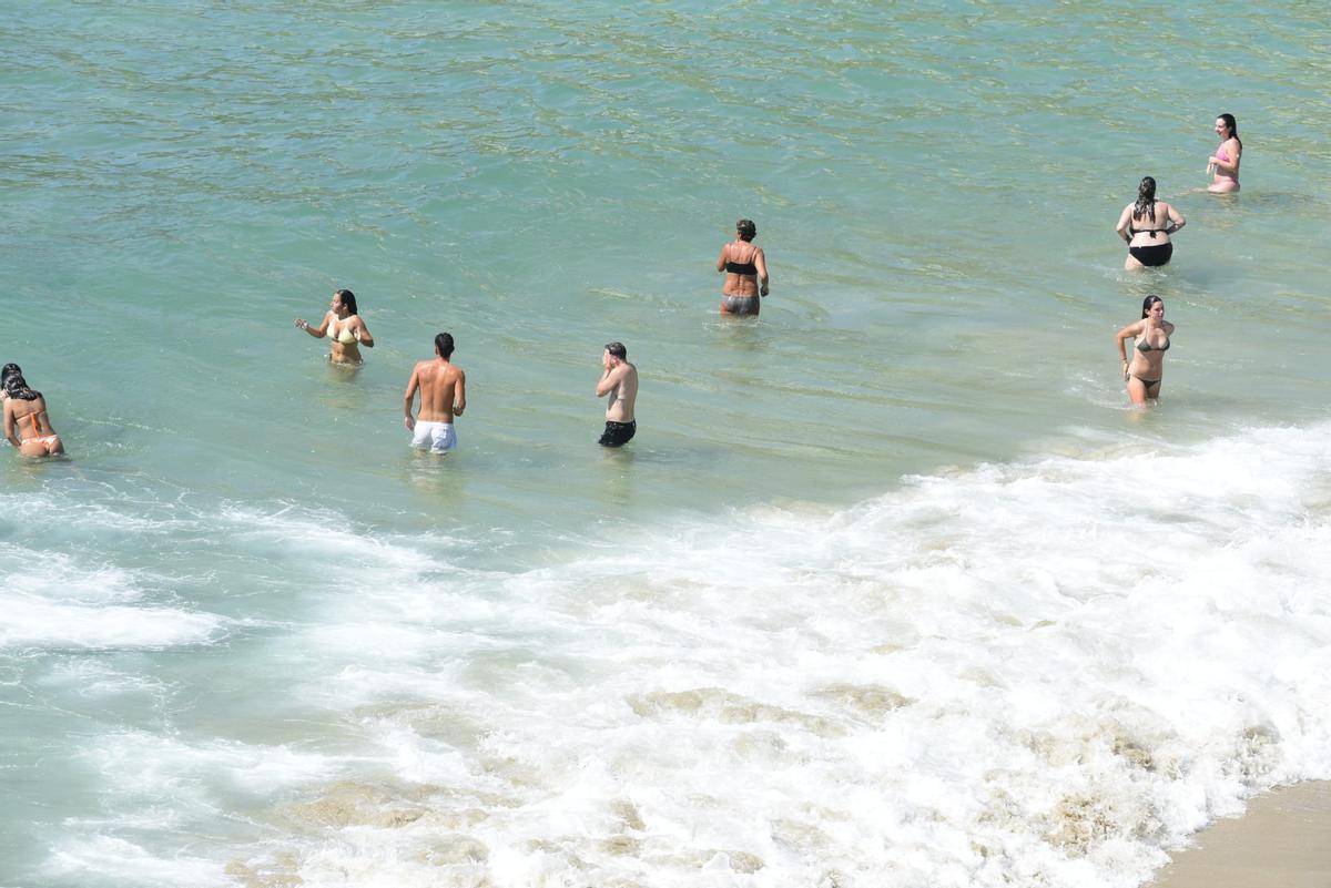 Playas llenas en A Coruña este lunes, 6 de abril, con termómetros que alcanzan los 29 grados.