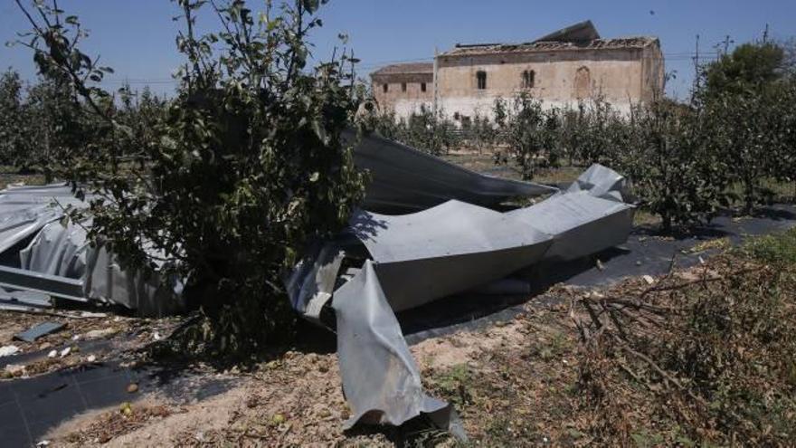 La virulencia del temporal arrancó el techó de la Casa de Sinyent y voló más de cien metros hasta llegar a un campo de caquis.