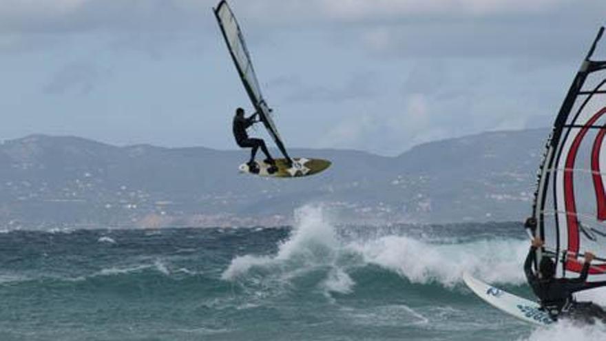 Uno de los windsurfistas de la Escuela de Vela de Formentera haciendo una pirueta.