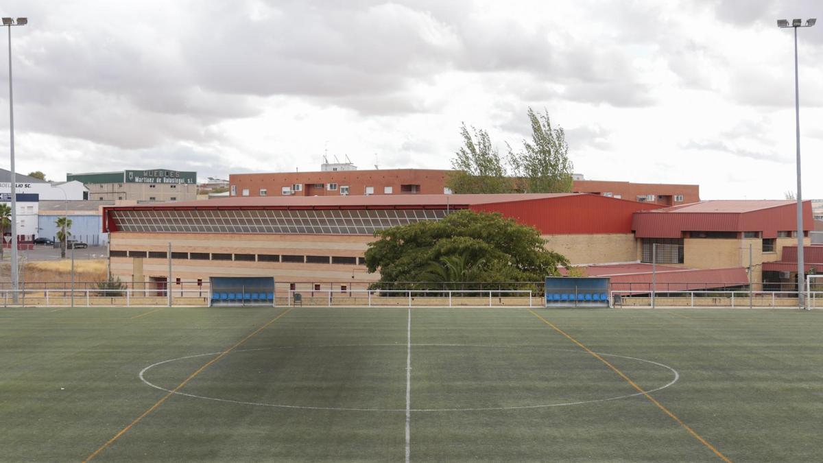 Campo de césped artificial del polideportivo de La Paz de Mérida.