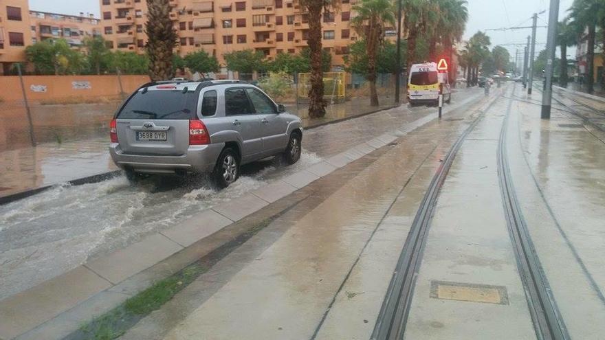 La tormenta de Alicante obliga a cortar la línea 2 del TRAM casi una hora