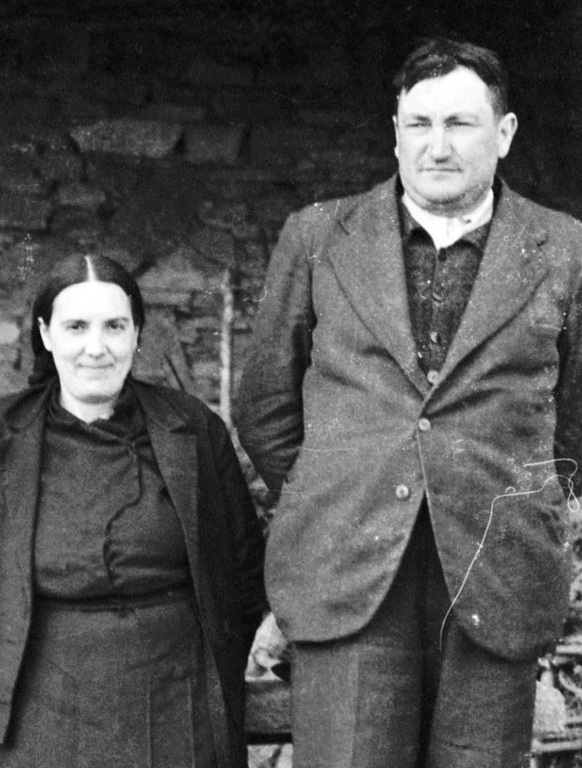 Pedro Zalabeite e a súa dona Carmen en 1930 no Outeiro de Filgueira..