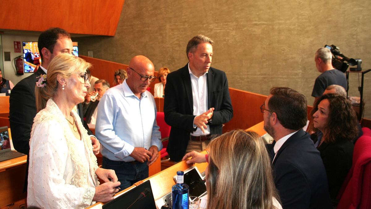 Los portavoces municipales, Carmen Menduiña, Francisco Morales, Pedro Sosa, Fulgencio Gil e Isabel Casalduero, mantenían un encuentro con el alcalde instantes antes de iniciarse el Pleno.