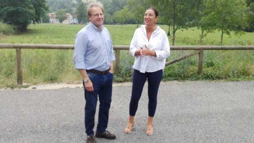 El alcalde de Cabrales, Francisco González, y Marifé Gómez, ayer, en Cabrales.