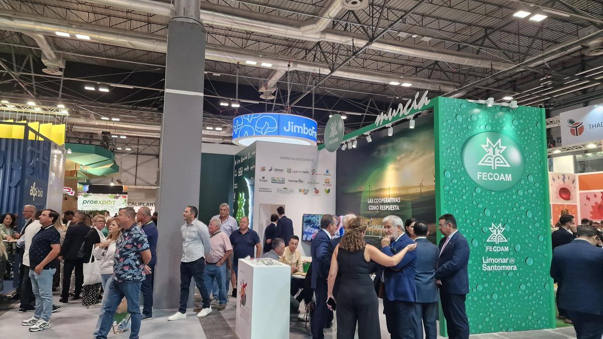 Público asistente al stand de Fecoam el año pasado en Fruit Attraction en Madrid.