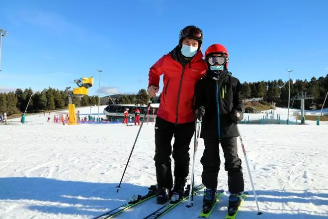 Esquiadors de l'àrea metropolitana a les pistes buides de Masella
