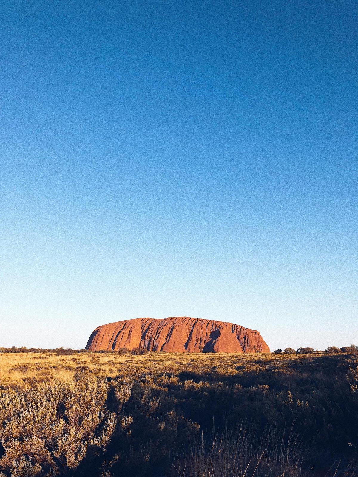 Ayers Rock parece surgir de en medio de la nada