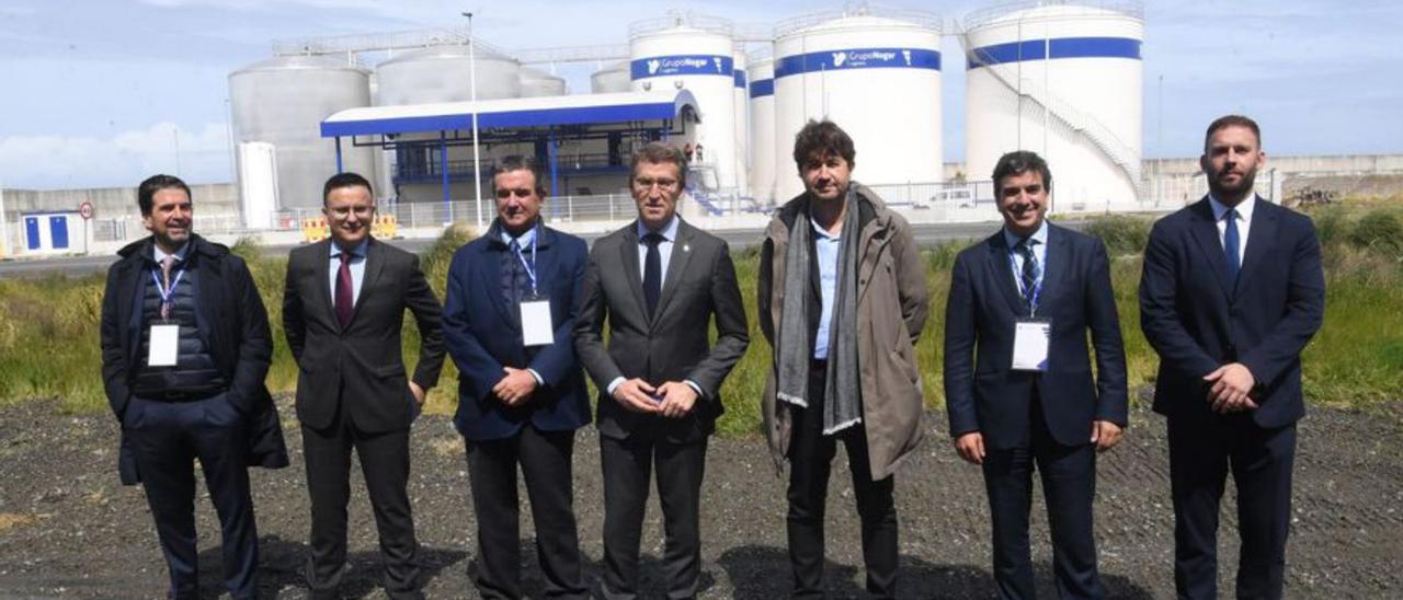 Participantes en la presentación de las instalaciones, al fondo. |  // L.O.